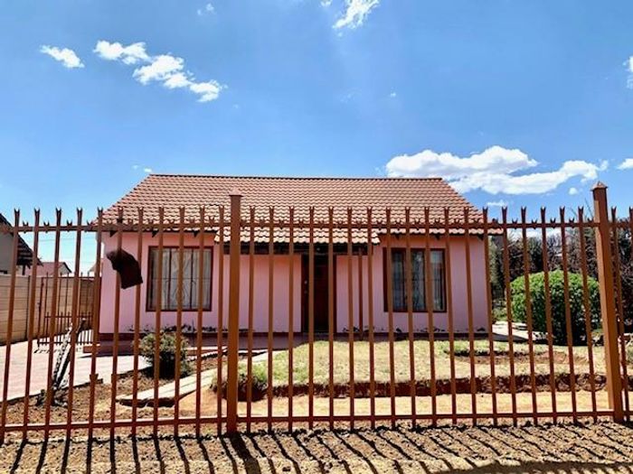 House for Sale in Thaba Nchu Central: 2 bedrooms, spacious lounge, garden, carports.