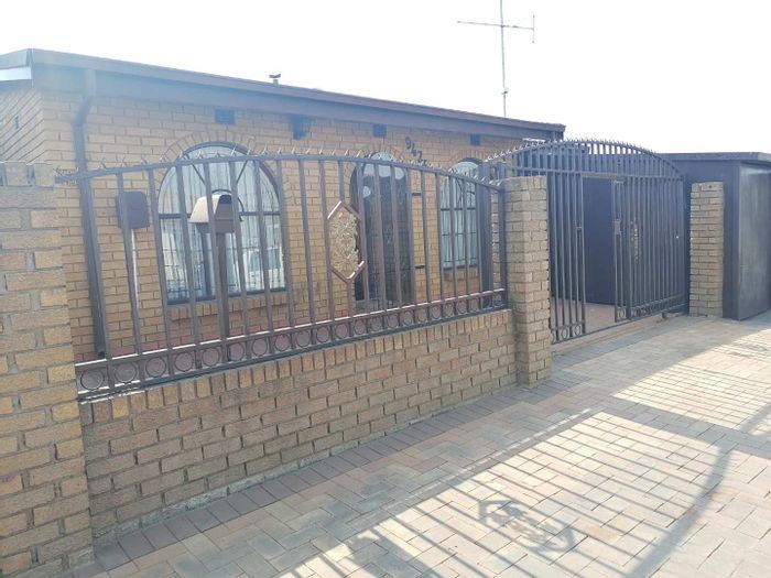 3-bedroom house for sale in Kwa Thema with spacious lounge, garage, and versatile rooms.