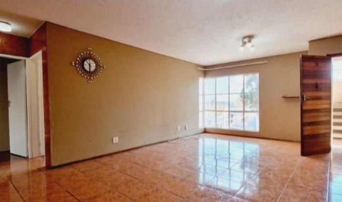 For Sale: 2-Bedroom Apartment in Ridgeway with Communal Garden Access.