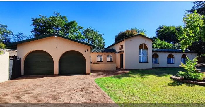 Bonaero Park House For Sale: 4 Bedrooms, Double Garage, Convenient Bathrooms.