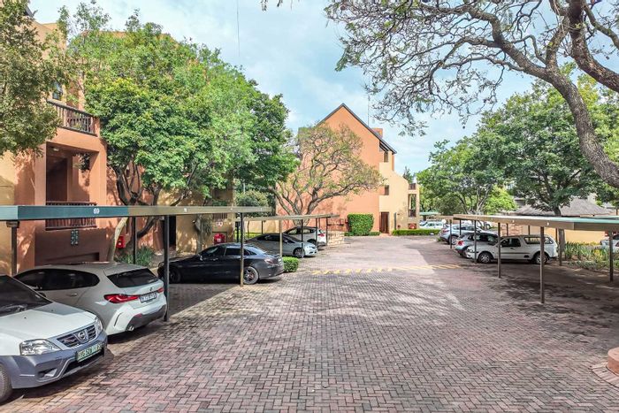 Lonehill Apartment For Sale: 1 bed, pool, tennis court, secure complex amenities.