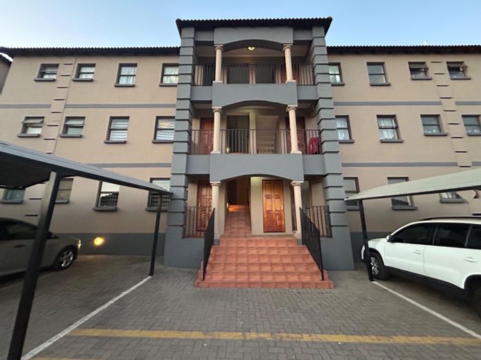 Gosforth Park Apartment For Sale: Spacious 3 bedrooms, open-plan living, patio with braai.