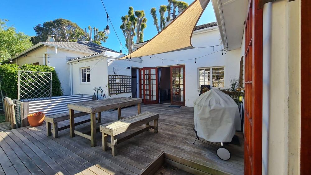 Twobedroom house with ensuite baths, flatlet, petfriendly, wheelchair