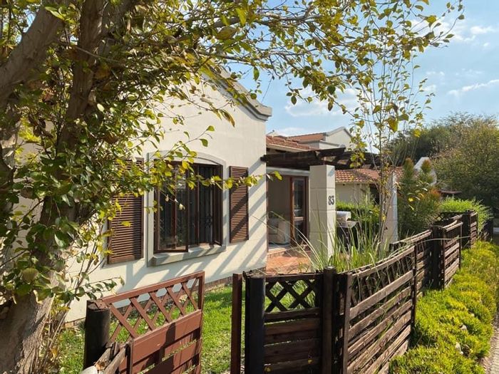 Cluster for Sale in Paulshof: 2 beds, garden, clubhouse, 24h security.