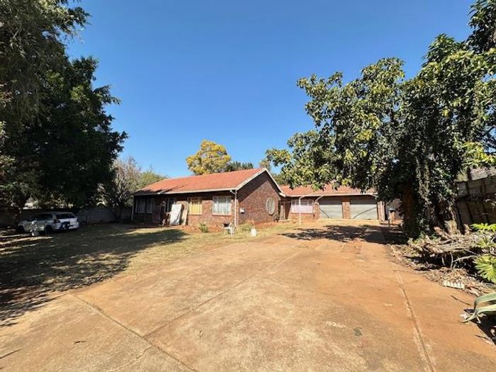 Spacious 4-bedroom house in Pretoria North, For Sale with expansive yard and study.