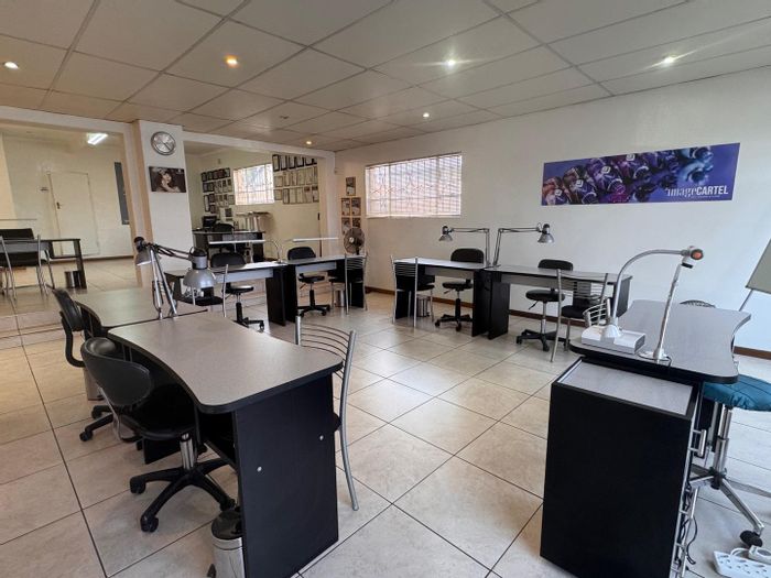 Randhart Office To Rent: 118m² open-plan space with storeroom and shared amenities.