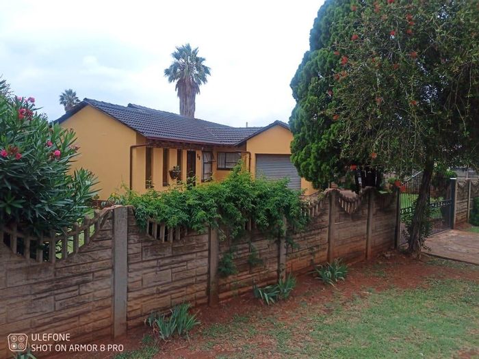 3-Bedroom House with Pool and Entertainment Area in Dawn Park, For Sale.