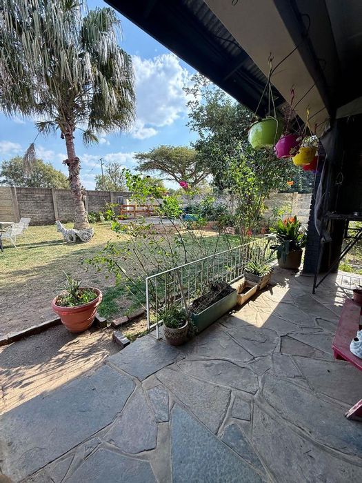 Vryheid Central House For Sale: 3 Bedrooms, Garage for 4, Entertainment Area.