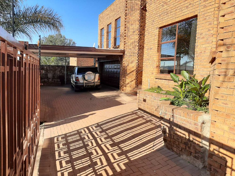 Entrance with sliding gate