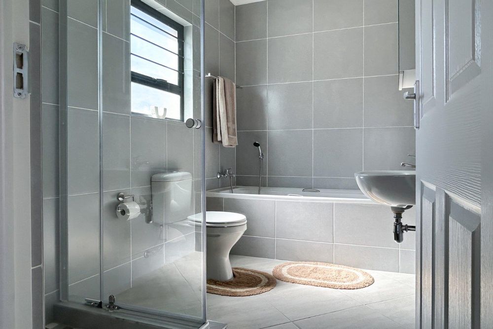 Main bedroom full ensuite bathroom.