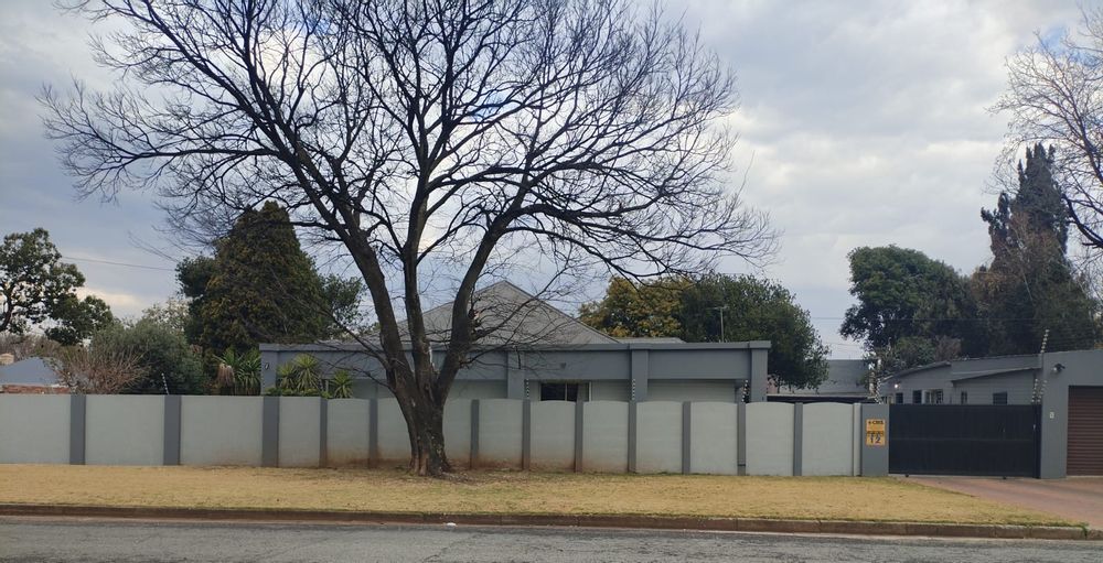 Street view in quiet neighbourhood