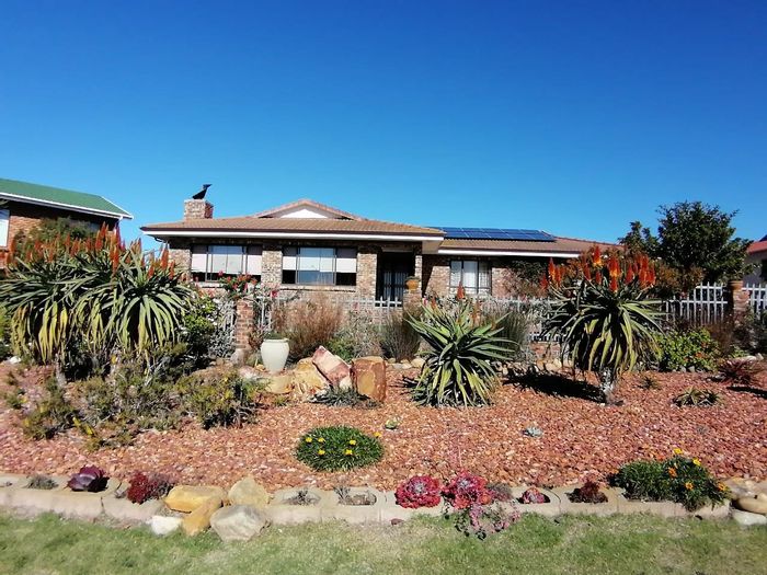 House for Sale in Hartenbos Heuwels: Spacious yard, water tank, solar power, security.