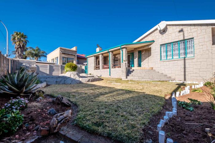 Florida North House For Sale: 3 beds, pool, solar power, guest cottage, ample parking.