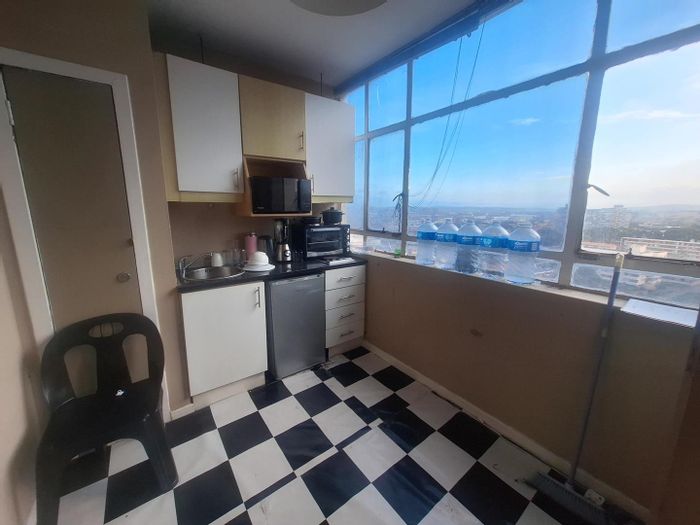 Berea Apartment For Sale: 1 Bedroom, secure access, near shops and transport.