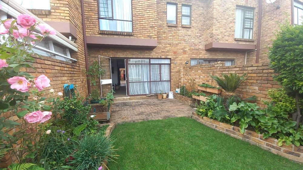spacious enclosed garden for unit