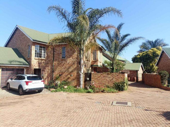 Die Hoewes House For Sale: 3 Bedrooms, garden, study, fiber-ready, no loadshedding.