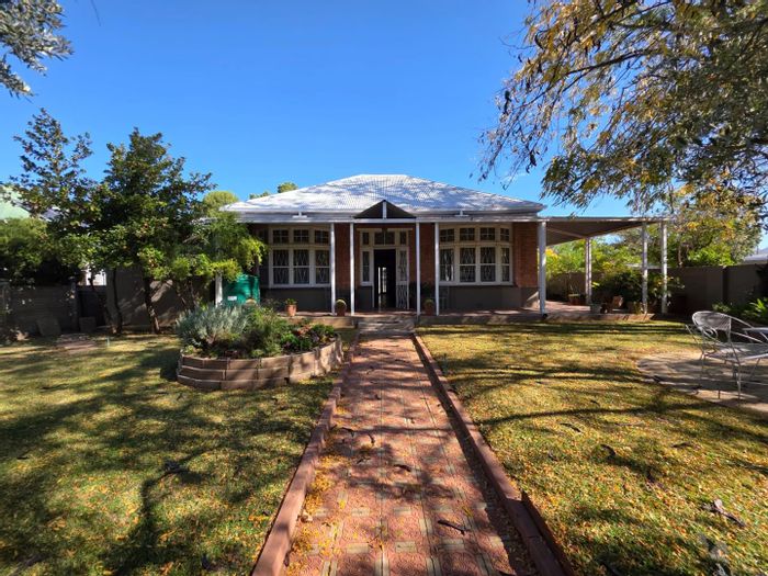 Beaconsfield House For Sale: 4 Bedrooms, Pool, 3 Garages, Air Conditioning.