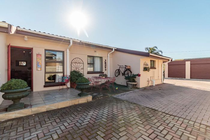 4-Bedroom House with Pool, Braai Area, and Study – For Sale in Manor Heights