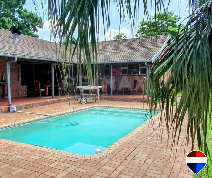 For Sale: Arboretum House with pool, garage, and entertainment area. 3 bedrooms.