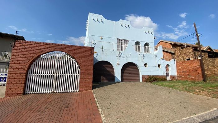 For Sale: Spacious 6-bedroom house with flatlet, pool, and double garage in Sophiatown.