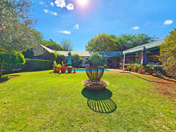 House For Sale in Henley On Klip: Spacious land, pool, entertainment room, staff quarters.