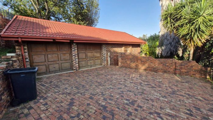 Mulbarton House For Sale: 3 beds, 4 garages, spacious yard, dual entrances.