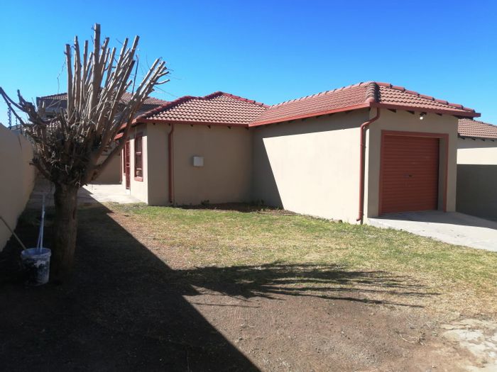 House To Rent in Alveda Park: 3 Bedrooms, 2 Bathrooms, Garage, Spacious Yard.
