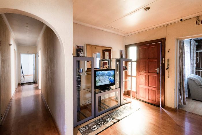 For Sale: Spacious Bakerton house with 7 bedrooms, 2 flatlets, and ample parking.
