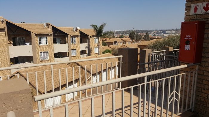 2-Bedroom Apartment To Rent in Die Hoewes, Secure Complex, Near Gautrain Station.