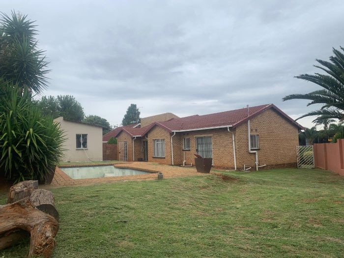 Eldorado Estate House For Sale: 3 Bedrooms, Pool, Income-Generating Flatlets, Great Location.