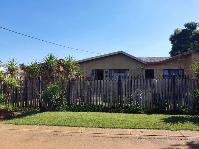 East Lynne House For Sale: 4 bedrooms, spacious rooms, near schools and shops.