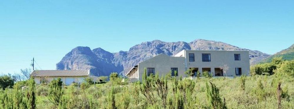 GENEROUS MAIN HOMESTEAD HAS EXTRA LARGE BEDROOMS AND A GLORIOUS 100 SQM OPEN PLAN ENTERTAINMENT LOUNGE / LIVING ROOM. 
ALL OPEN OUT TO A VIEWING DECK. 