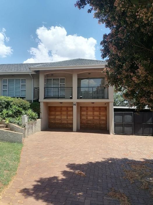 For Sale: House in Oakdene with pool, study, double garage, and entertainment area.