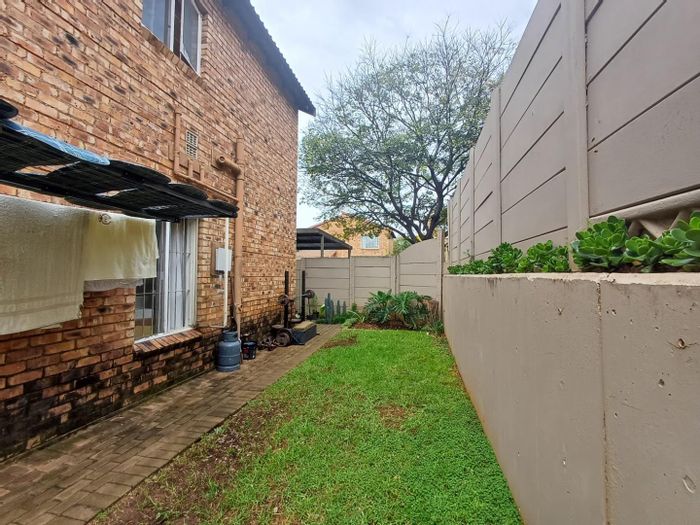 Townhouse for Sale in Sonneglans: 2 beds, wrap-around garden, pet-friendly complex.