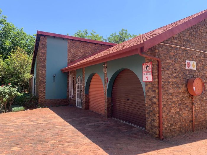 Townhouse For Sale in Birchleigh North: 2 beds, garden, 2 garages, secure living.