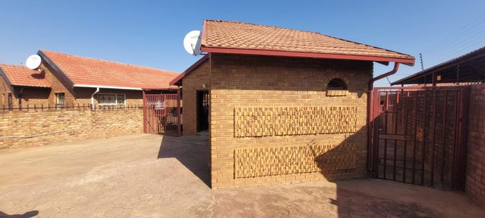 House for Sale in Soshanguve Ext: Kitchen, garage, two bedrooms, stylish bathroom.