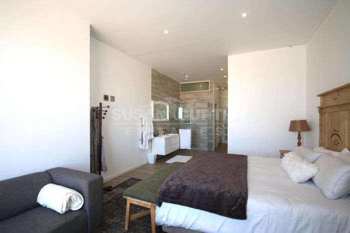 Long Beach Townhouse To Rent: 3 bedrooms, rooftop access, beach access, double garage.