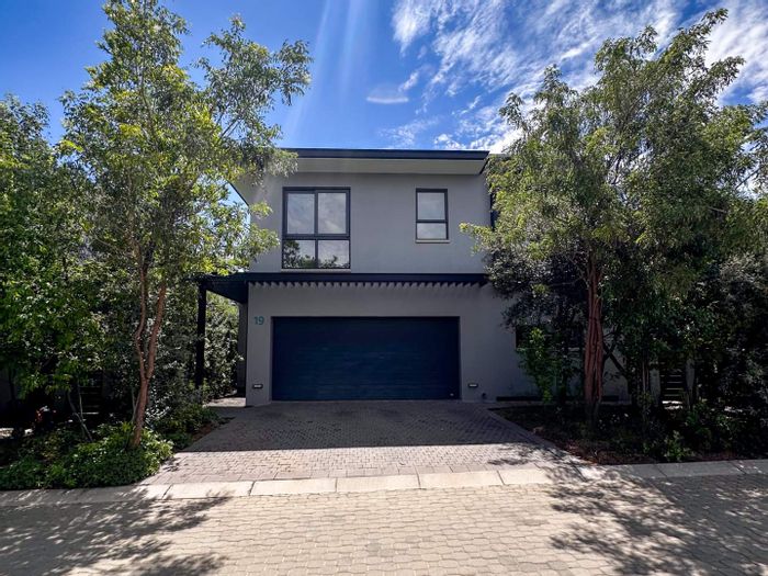 Cluster for Sale in Steyn City: 3 beds, golf course, lagoon, top security.