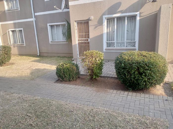 For Sale: Apartment in Comet with 2 beds, pool, clubhouse, and 24-hour security.