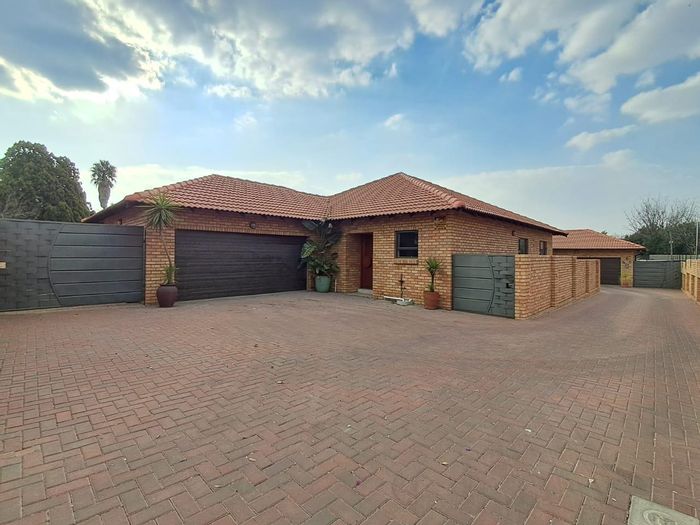 Raceview Cluster For Sale: 3 beds, garden cottage, double garage, no transfer duty.