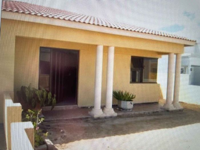 Suid Duin House For Sale: Fitted kitchen, scullery, ensuite, garage access.