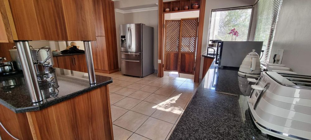Beautiful kitchen with granite tops, walk-in pantry and scullery