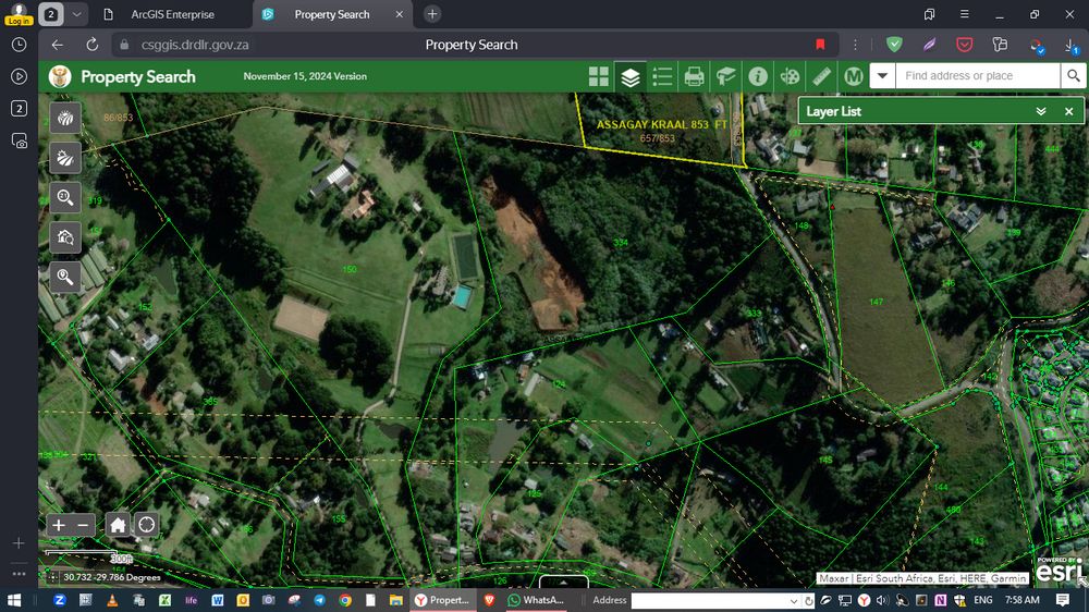 A unique smallholding with a gooseneck opening up to a wide development area.