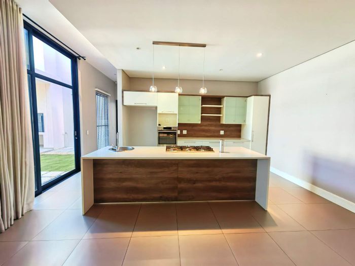 To Rent: Townhouse in Eros with 3 en-suite bedrooms, pool, and garage.