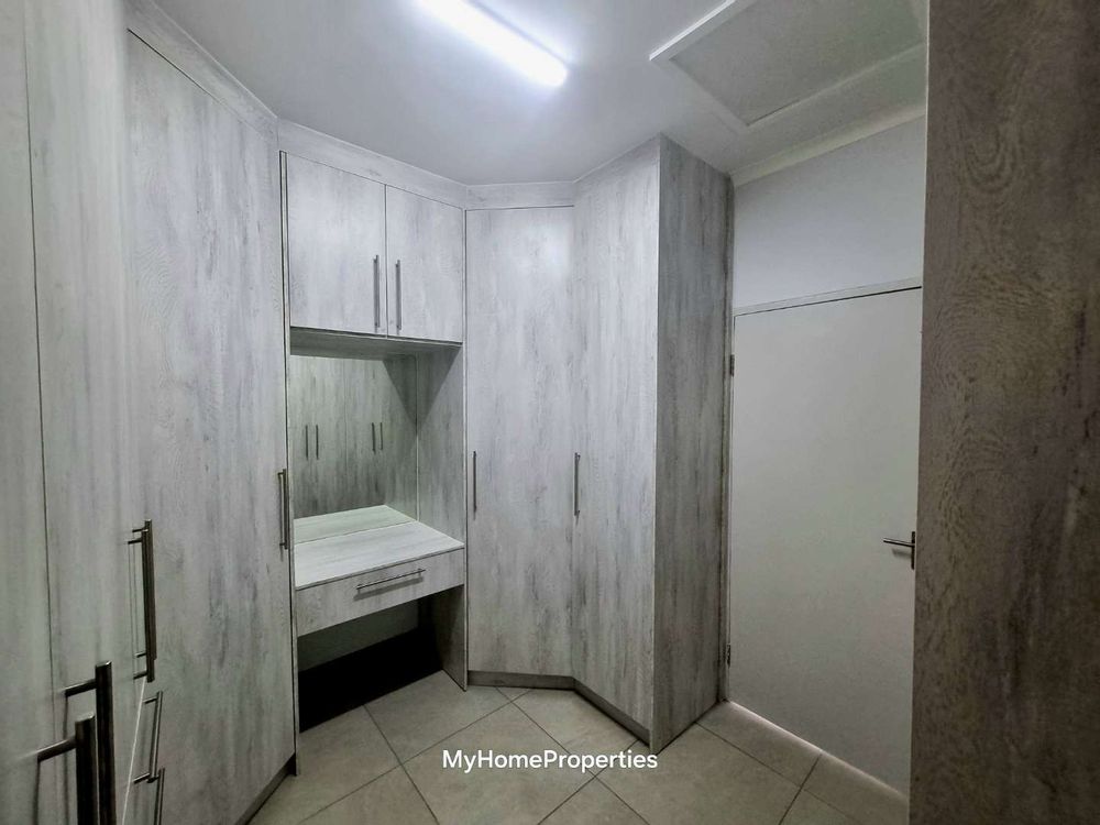 Ensuite walk in closet to main bedroom