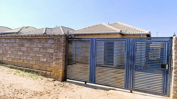 Clayville House For Sale: 3 bedrooms, prepaid electricity, near schools and shops.