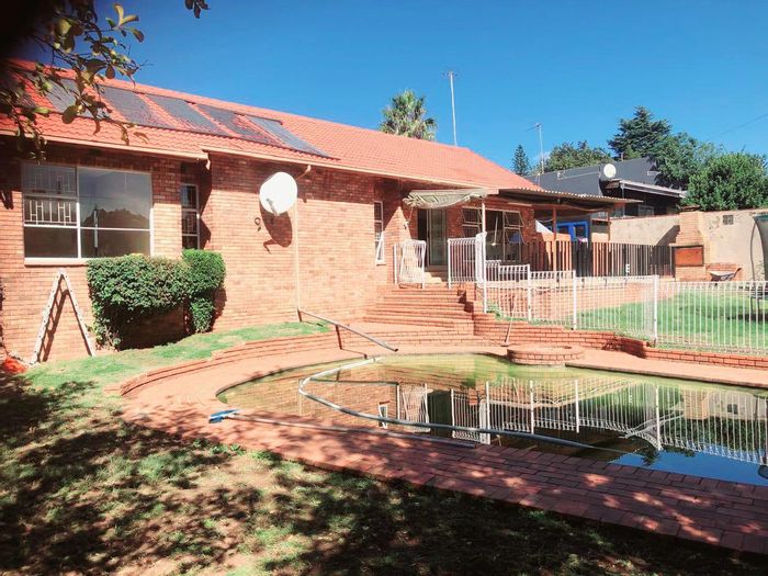 Ridgeway House To Rent: 4 bedrooms, pool, patio, garage, near amenities.