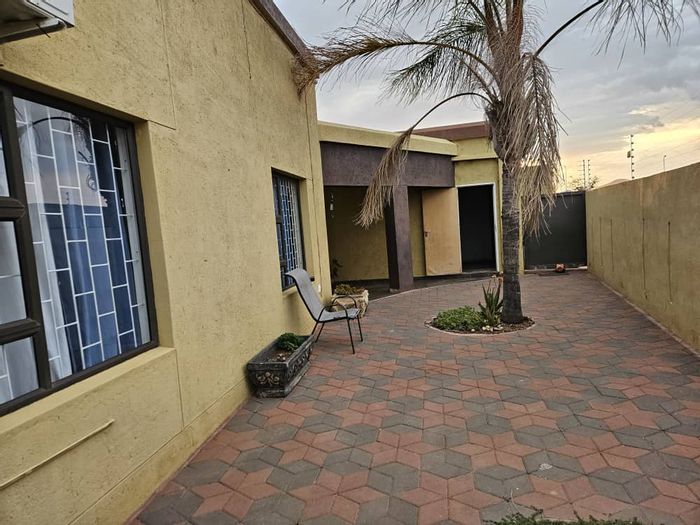 House for Sale in Windhoek East: Spacious backyard, bright kitchen, ideal for families.