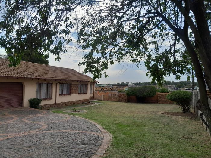 House To Rent in Crystal Park Ext 1: 3 bedrooms, garage, corner stand.