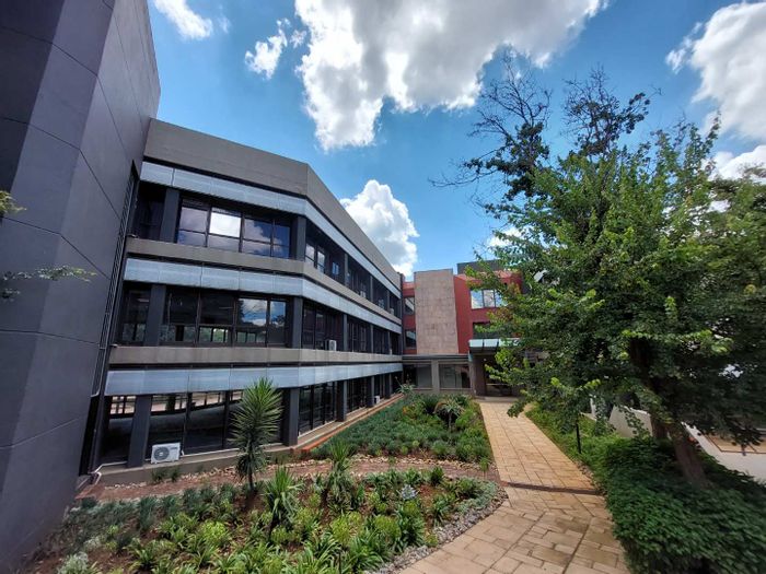 Versatile 618sqm office in Bedfordview Central, to rent with kitchen and private offices.